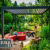 In einem lebendigen Garten entspannen sich zwei Menschen unter einer eleganten Pergola mit offenem Lamellendach. Der Bereich ist mit roten Kissen, kleinen Tischen und Grünpflanzen geschmückt. Sonnenlicht fällt durch die Lamellen, während sie ihre Getränke genießen. In der unteren linken Ecke befindet sich ein Lamella-Logo.