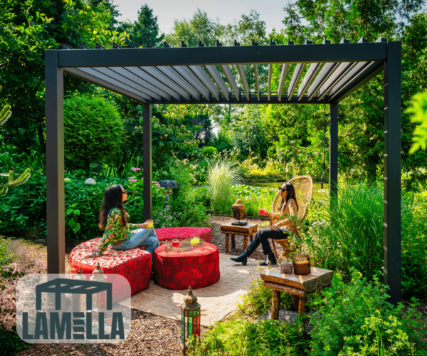 In einem lebendigen Garten entspannen sich zwei Menschen unter einer eleganten Pergola mit offenem Lamellendach. Der Bereich ist mit roten Kissen, kleinen Tischen und Grünpflanzen geschmückt. Sonnenlicht fällt durch die Lamellen, während sie ihre Getränke genießen. In der unteren linken Ecke befindet sich ein Lamella-Logo.