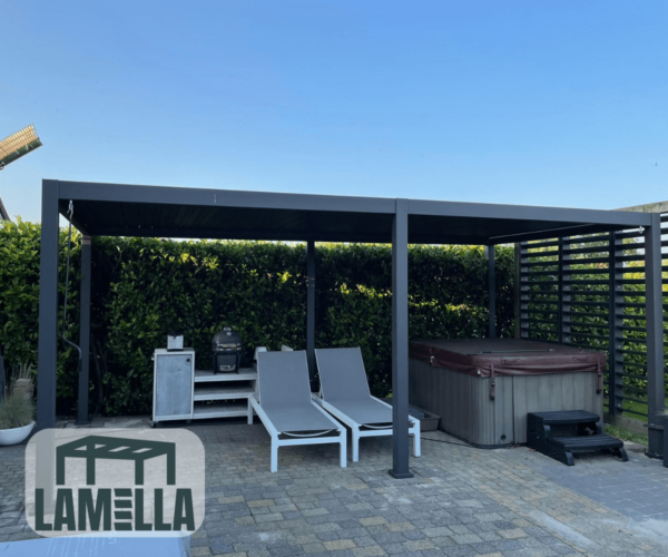 Eine moderne Außenterrasse präsentiert eine stilvolle Lamellendach-Pergola in Schwarz, begleitet von zwei bequemen Loungesesseln, einem integrierten Grill und einem eleganten Whirlpool. Der Steinboden ist elegant von leuchtend grünen Hecken gesäumt. In der unteren linken Ecke befindet sich ein Logo mit der Aufschrift „LAMELLA“.