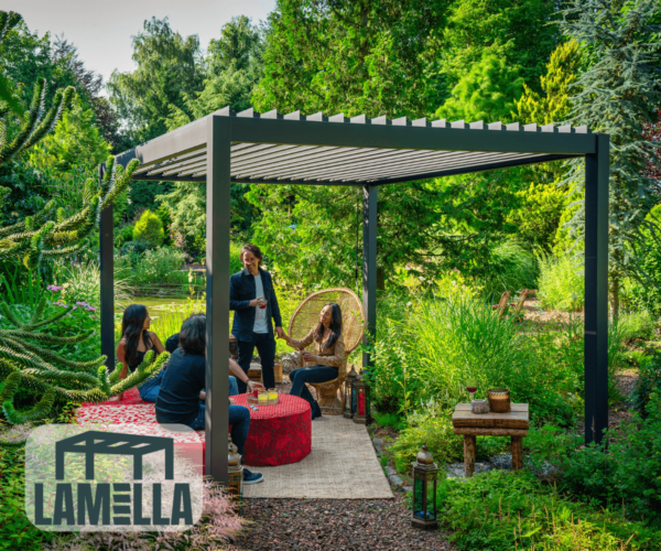 Eine Gruppe von Menschen versammelt sich im Freien unter einem Lamellendach in einem lebendigen Garten. Sie sitzen und stehen mit Getränken um einen niedrigen roten Tisch herum, mitten im Grünen. In der unteren linken Ecke steht das Logo „Lamella“. Laternen schmücken die Kulisse und werfen einen warmen Schein auf die Szene.