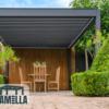 Ein Terrassenbereich präsentiert eine elegante schwarze Pergola mit einem maßgeschneiderten Lamellendach nach Maß über einem hölzernen Essplatz. Grüne Büsche und Bäume umhüllen den Raum und schaffen eine ruhige Atmosphäre im Freien. Der Begriff Lamella wird in der unteren linken Ecke angezeigt.