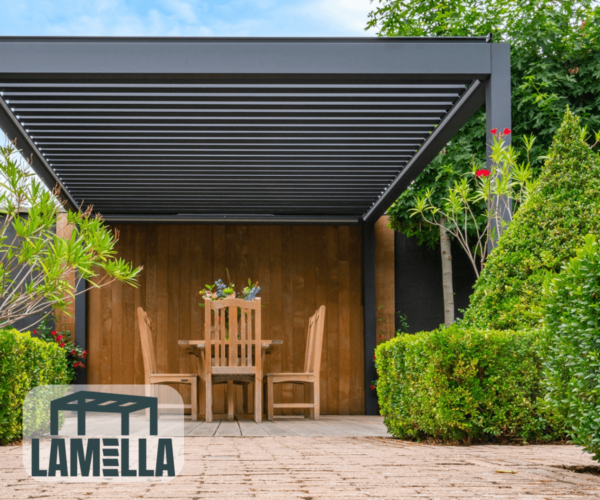 Ein Terrassenbereich präsentiert eine elegante schwarze Pergola mit einem maßgeschneiderten Lamellendach nach Maß über einem hölzernen Essplatz. Grüne Büsche und Bäume umhüllen den Raum und schaffen eine ruhige Atmosphäre im Freien. Der Begriff Lamella wird in der unteren linken Ecke angezeigt.