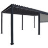 Die Lamellenschiebewand oder festes Lamellenpaneel nach Maß ist eine moderne schwarze Pergola mit flachem Lamellendach und individuell anpassbaren Schirmen. Sie hat vier stabile Beine, eine teilweise geschlossene Seite für teilweisen Schutz und wertet Außenbereiche wie Gärten oder Terrassen mit ihrem minimalistischen Design auf.