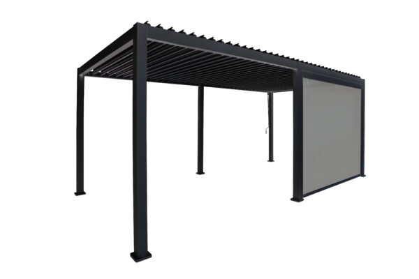 Die elegante Pergola aus schwarzem Metall verfügt über ein modernes Design mit horizontalen Lamellen an der Oberseite und einem vertikal positionierten „Screen nach Maß“-Paneel auf einer Seite, das von vier eleganten Beinen getragen wird, alles vor einem schlichten weißen Hintergrund.