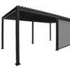 Die elegante Pergola aus schwarzem Metall verfügt über ein modernes Design mit horizontalen Lamellen an der Oberseite und einem vertikal positionierten „Screen nach Maß“-Paneel auf einer Seite, das von vier eleganten Beinen getragen wird, alles vor einem schlichten weißen Hintergrund.
