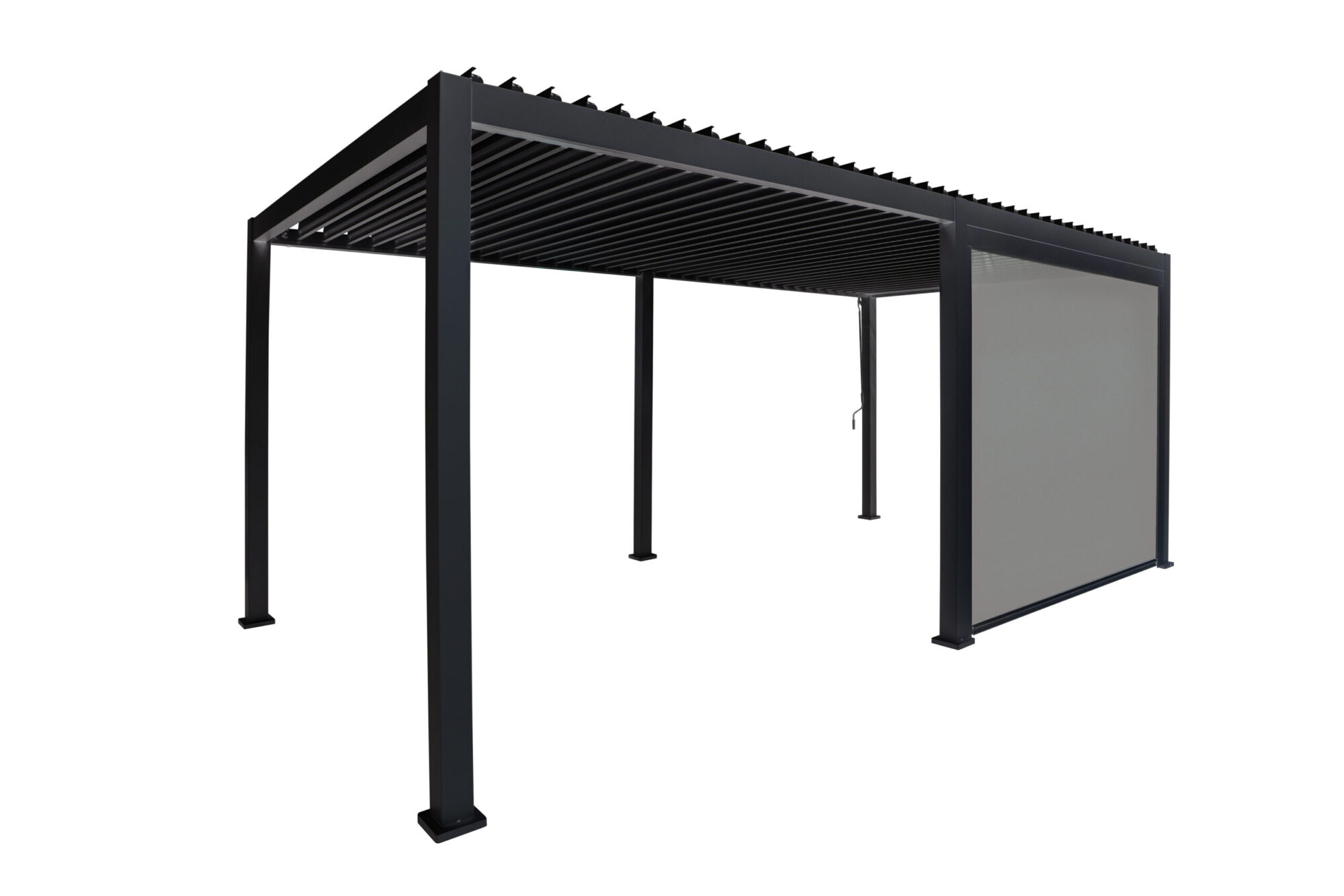 Die elegante Pergola aus schwarzem Metall verfügt über ein modernes Design mit horizontalen Lamellen an der Oberseite und einem vertikal positionierten „Screen nach Maß“-Paneel auf einer Seite, das von vier eleganten Beinen getragen wird, alles vor einem schlichten weißen Hintergrund.