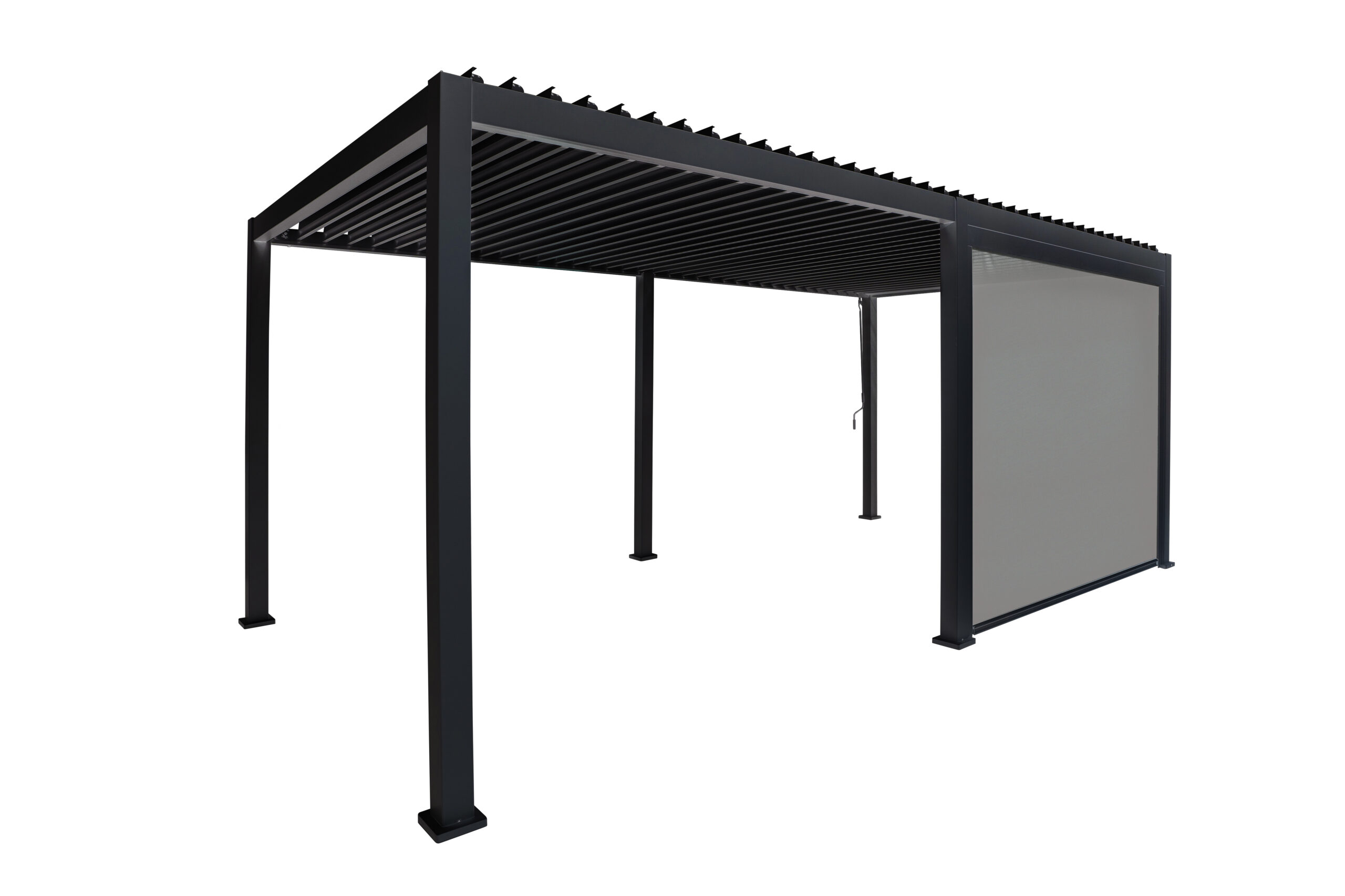 Die elegante Pergola aus schwarzem Metall verfügt über ein modernes Design mit horizontalen Lamellen an der Oberseite und einem vertikal positionierten „Screen nach Maß“-Paneel auf einer Seite, das von vier eleganten Beinen getragen wird, alles vor einem schlichten weißen Hintergrund.