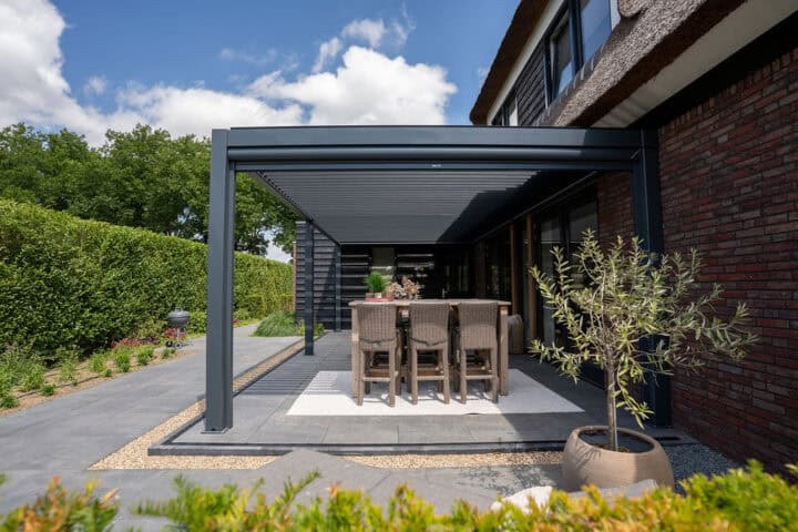 Lamellendach als Terrassenüberdachung im Garten,