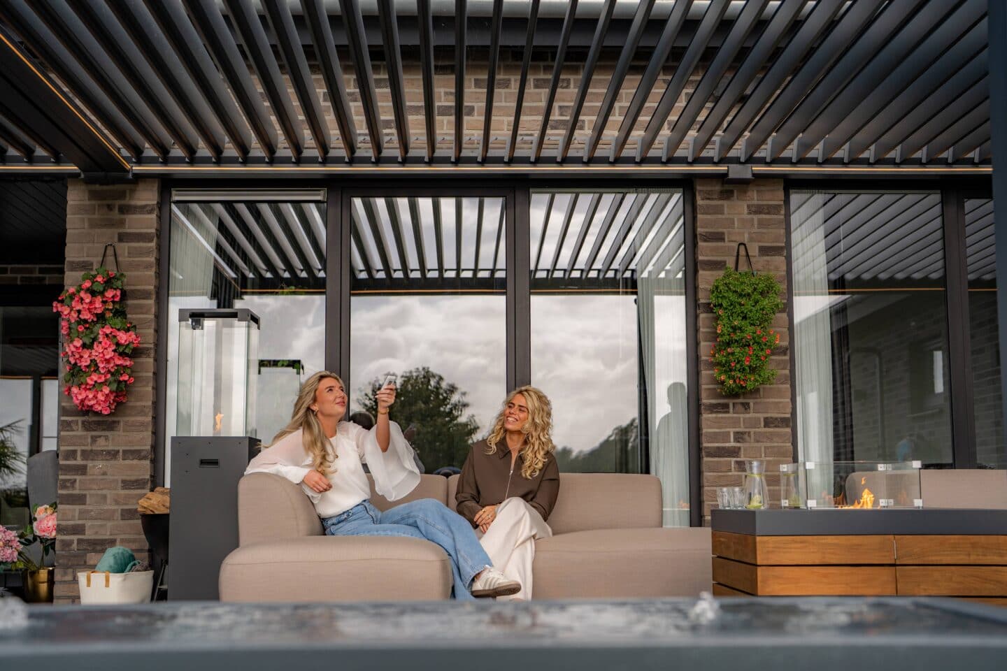 Hochwertige Lamellenfenster in moderner Architektur mit eleganten Aluminiumprofilen für optimalen Sonnenschutz und Design.
