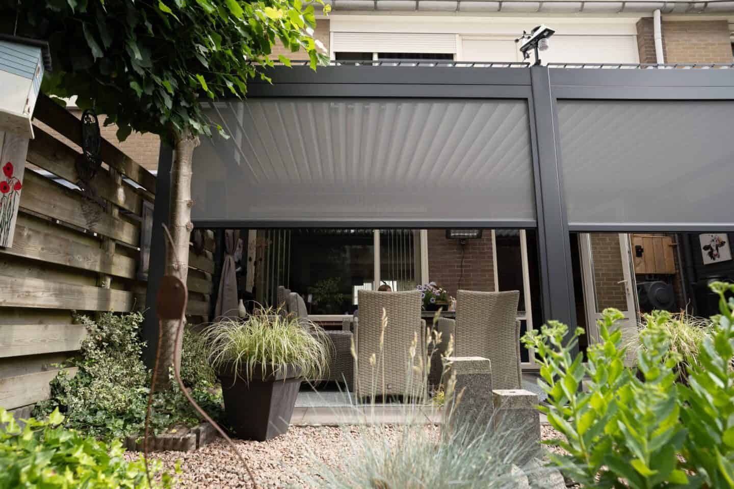 Moderne Lamella-Pergola für Garten und Terrasse, schützt vor Sonne und Regen, langlebiges Design in Grau, mit wetterfester Beschichtung, passend für komfortable Outdoor-Aktivitäten.
