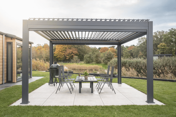 Smarte Technologie für Gartenüberdachungen mit modernem Lamellendach elektrisch