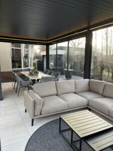 Modernes Lamellendach nach Maß für entspannte Stunden im Garten oder auf der Terrasse