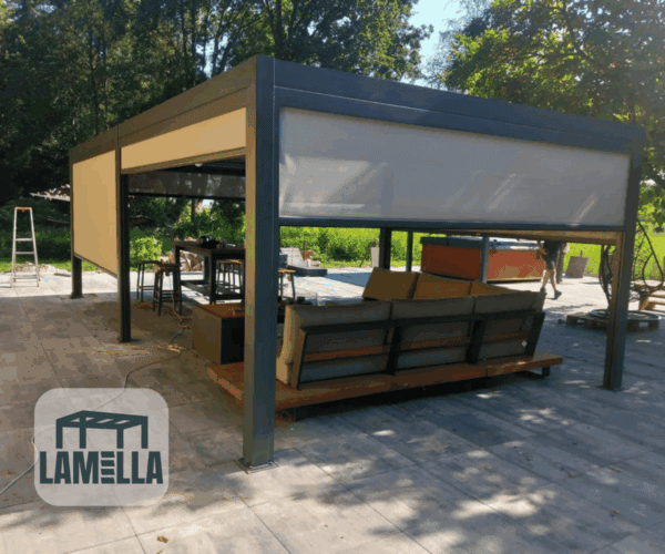 Aluminium Pergola freistehend mit Sonnenschutz und Lounge