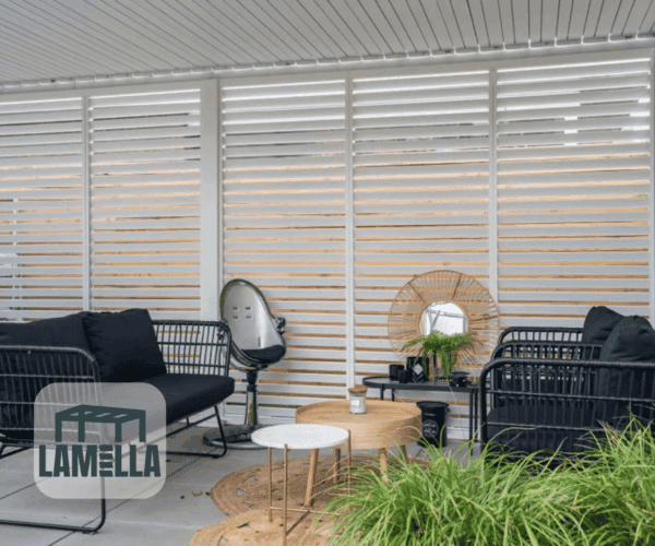 Stilvolle Terrasse im Ibiza Style mit Lamellendach