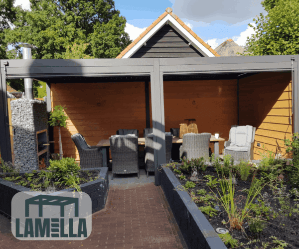 Terrassendach mit Seitenwänden und gemütlichem Sitzbereich