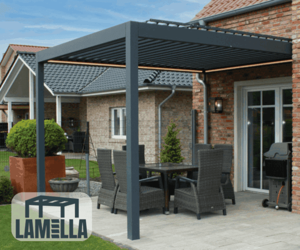 Moderne Lamellendach Überdachung auf Terrasse mit Gartenmöbeln