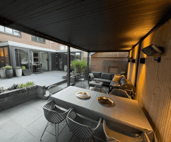 Modernes Terrassendach mit LED-Beleuchtung und Sitzbereich