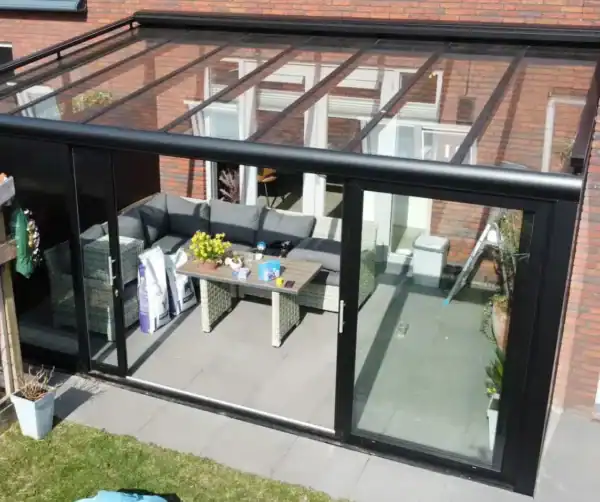 Moderne Pergola mit Glasdach und gemütlichem Sitzbereich