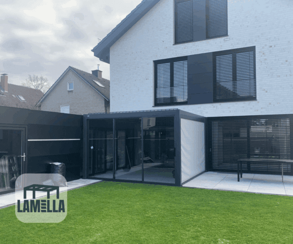 Moderne Pergola mit Glaswänden und Aluminiumrahmen am Haus