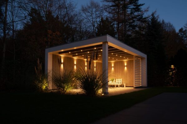 Modernes Terrassendach mit LED-Beleuchtung im Garten