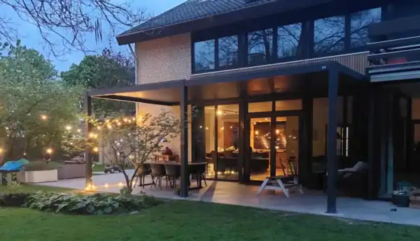 Gemütliche Veranda mit Glasschiebewand und Sitzecke im Freien
