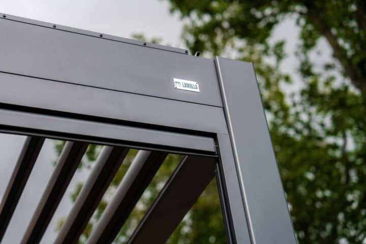 Modernes Lamellendach auf einer Terrasse mit geöffneten Aluminiumlamellen